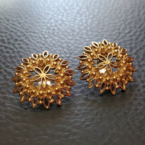 VTG Monet clip on earrings